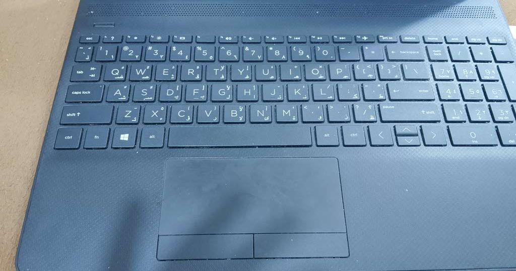 لابتوب وسماعات عدد