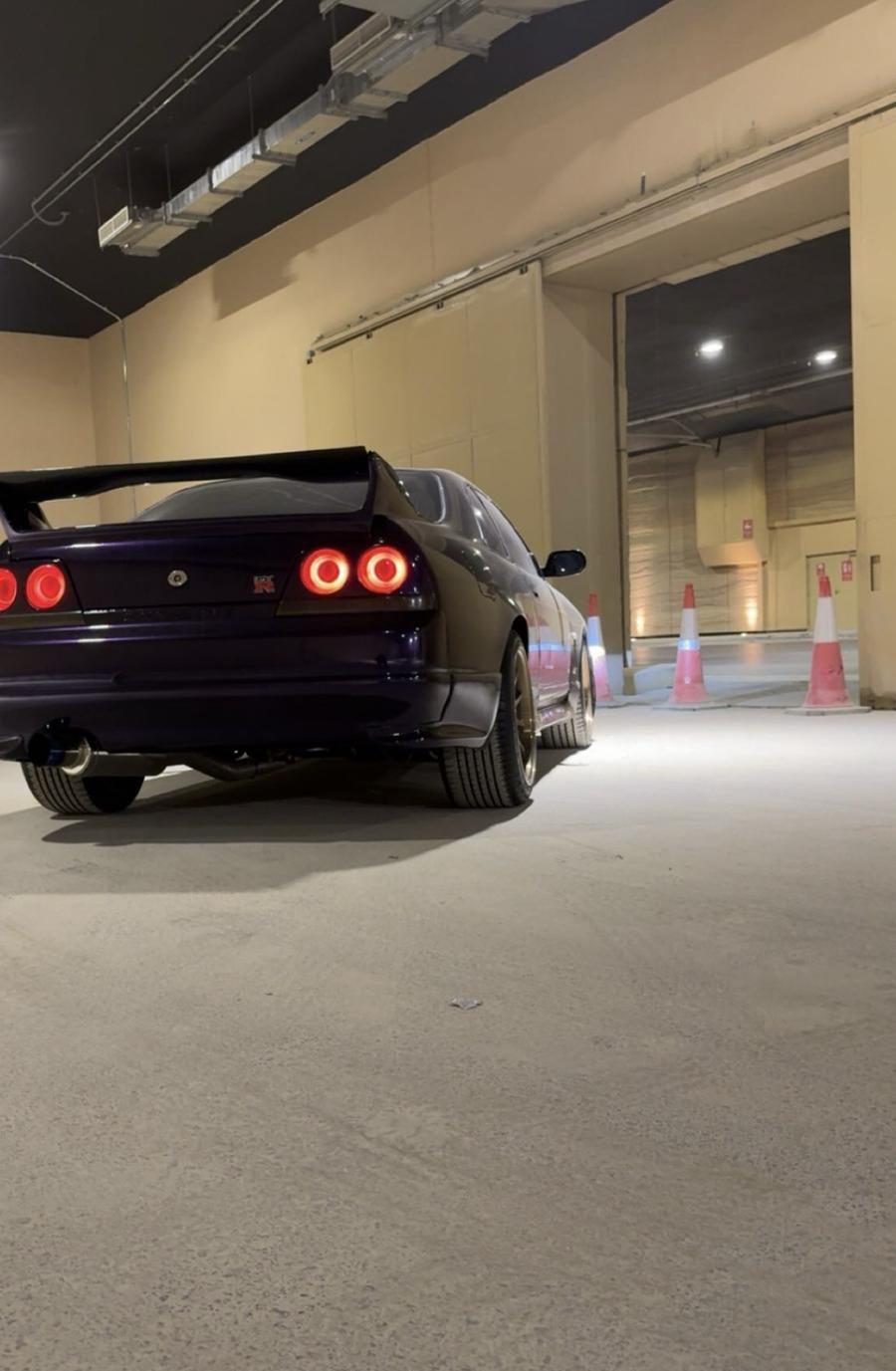 سكايلاين R33