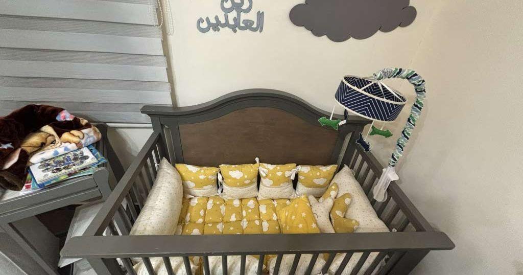 سرير أطفال وخزانة