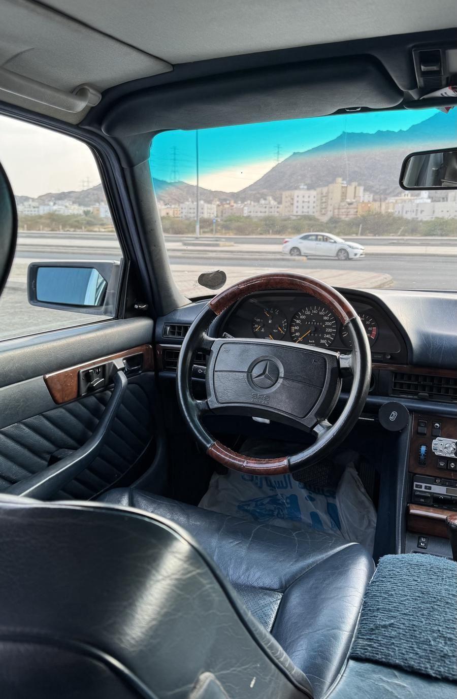 مرسيدس بنز 560SEL