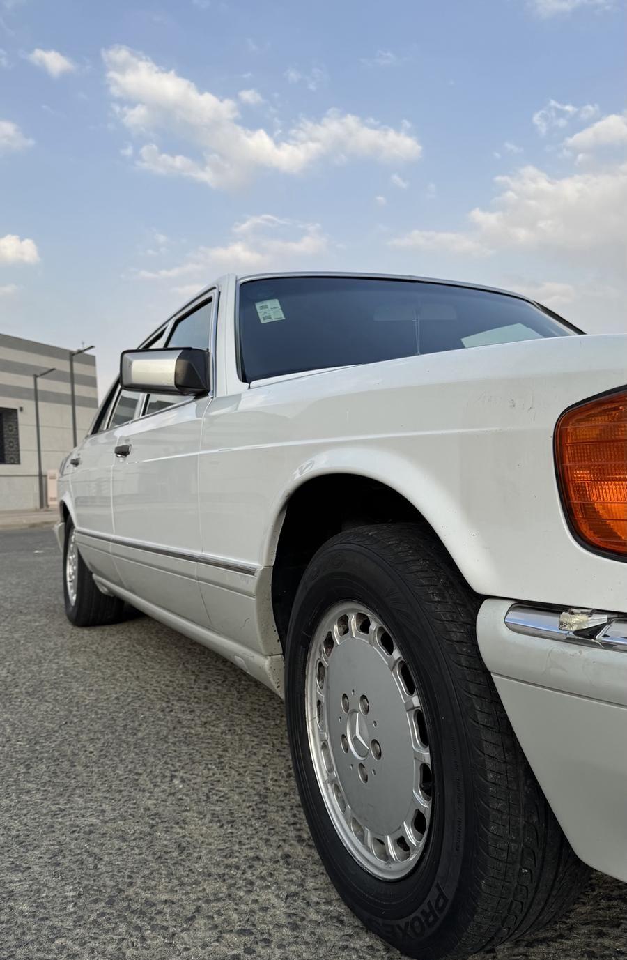 مرسيدس بنز 560SEL