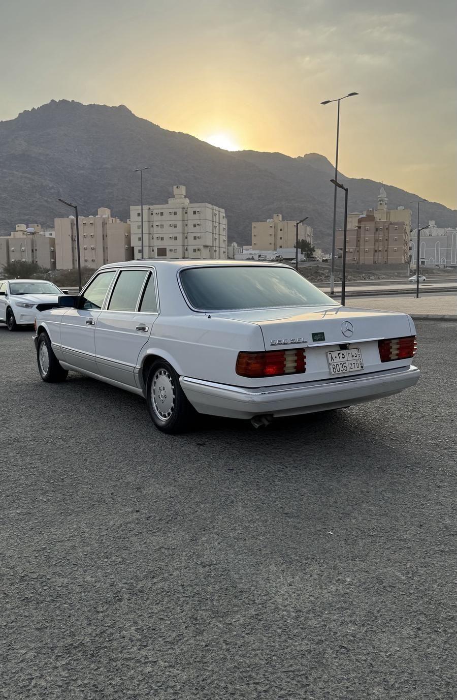 مرسيدس بنز 560SEL