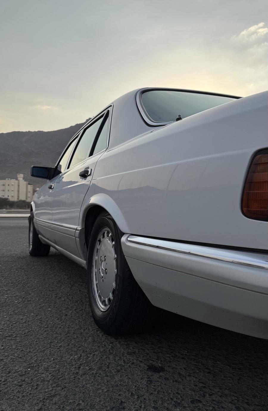 مرسيدس بنز 560SEL