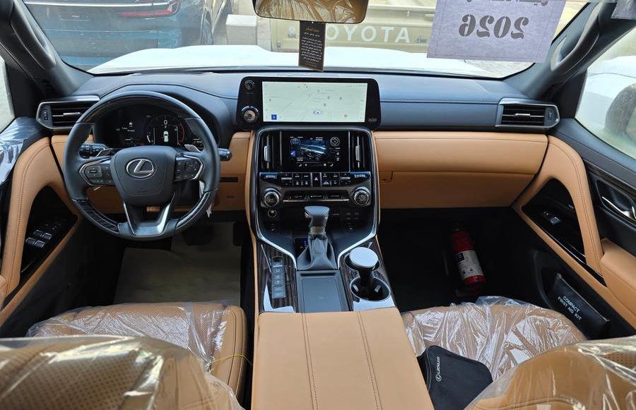 لكزس LX600. BB.