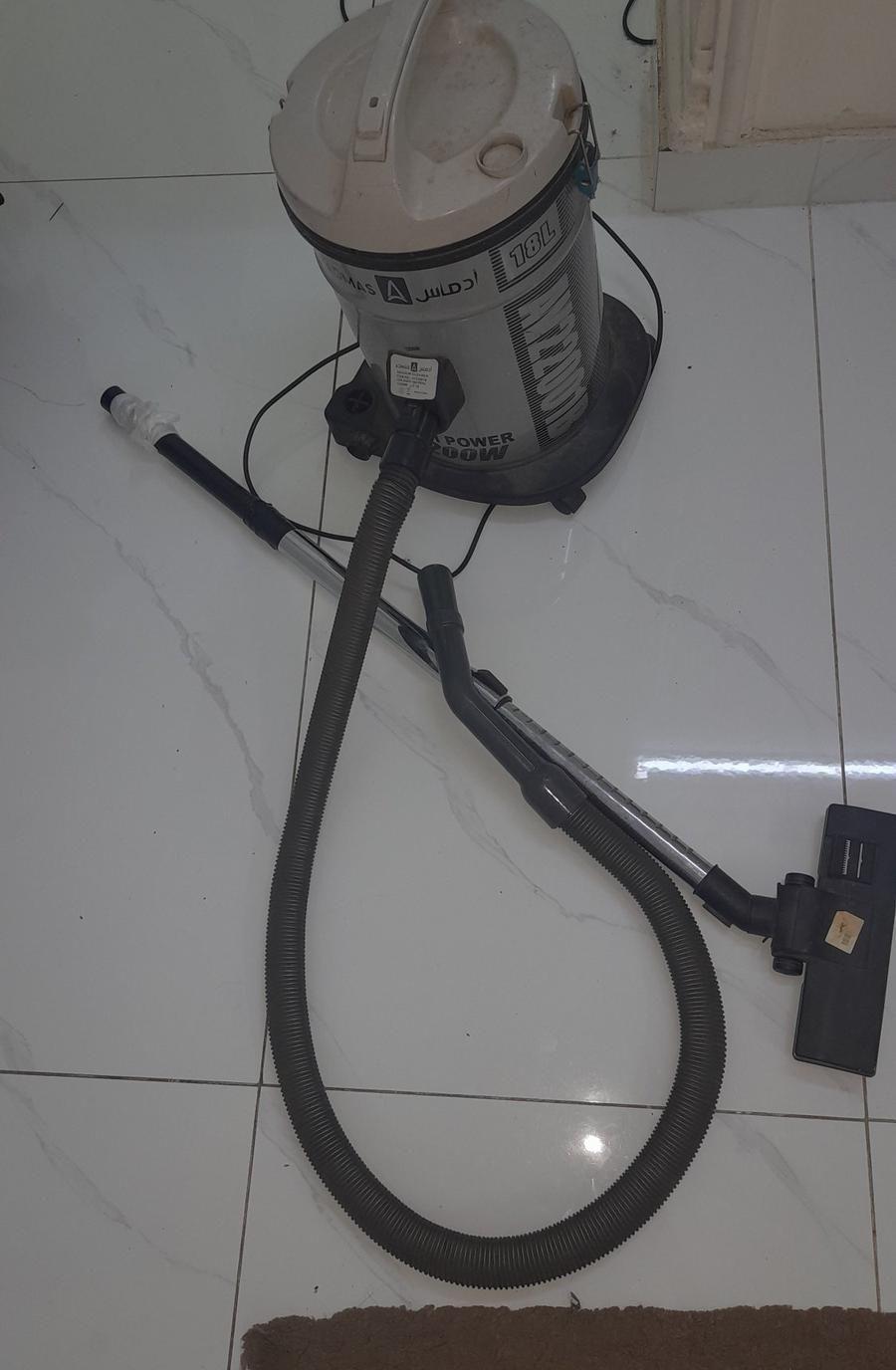 مكنسة كهربائية