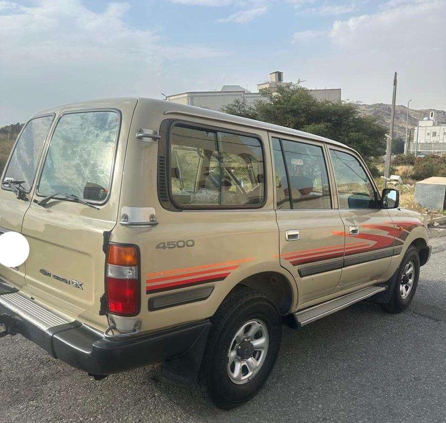 جيب لاندكرور للبيع