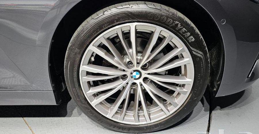 320i - BMW