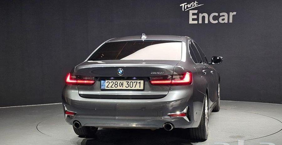 320i - BMW