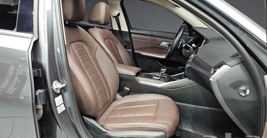 320i - BMW