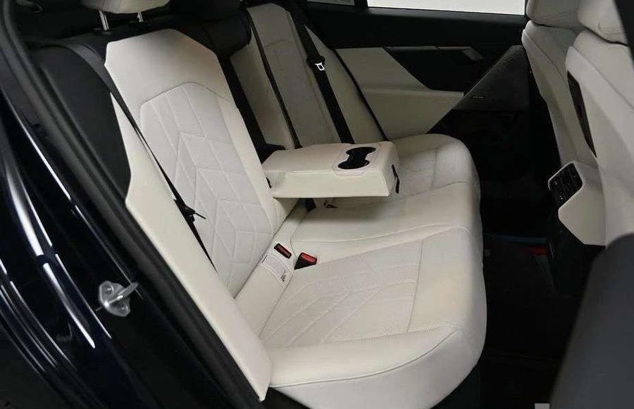 2025 BMW 