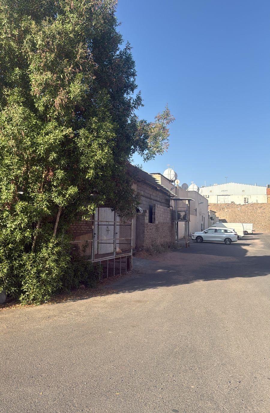 حوش مؤجر مستودع