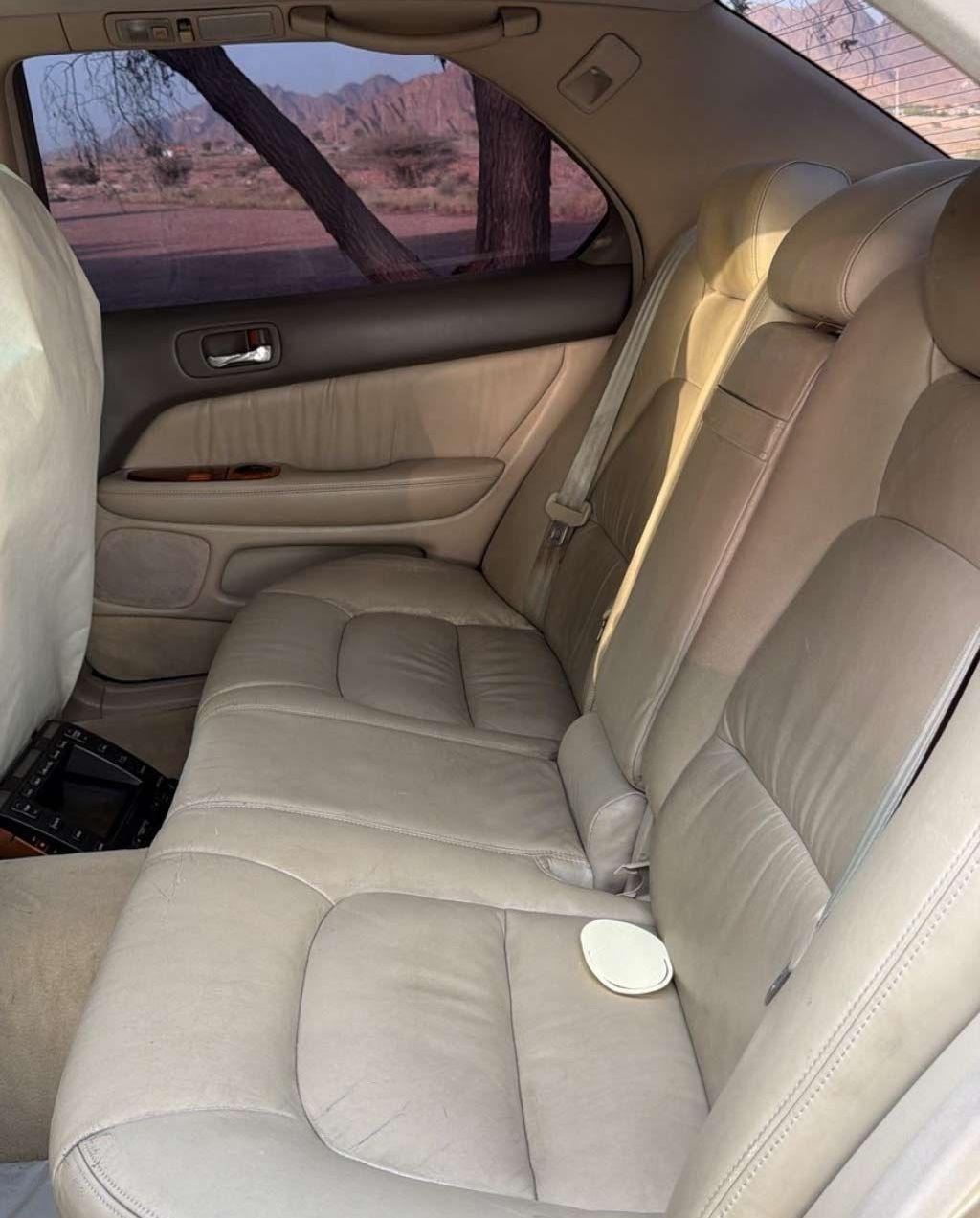 2000 لكزس LS