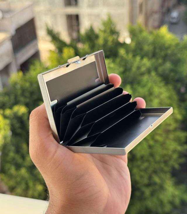 حامل بطاقات اللمونيوم