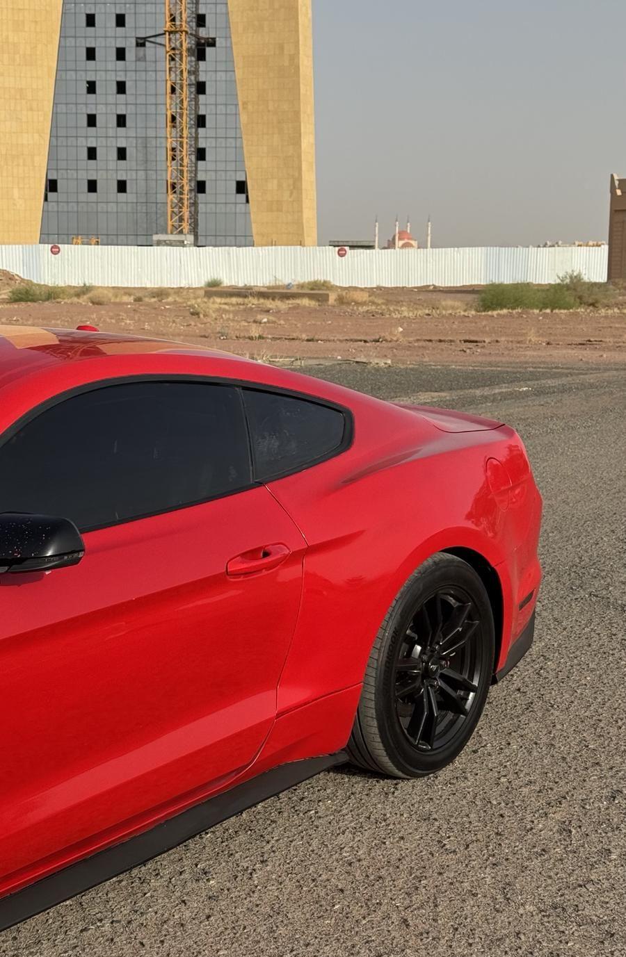 موستنق