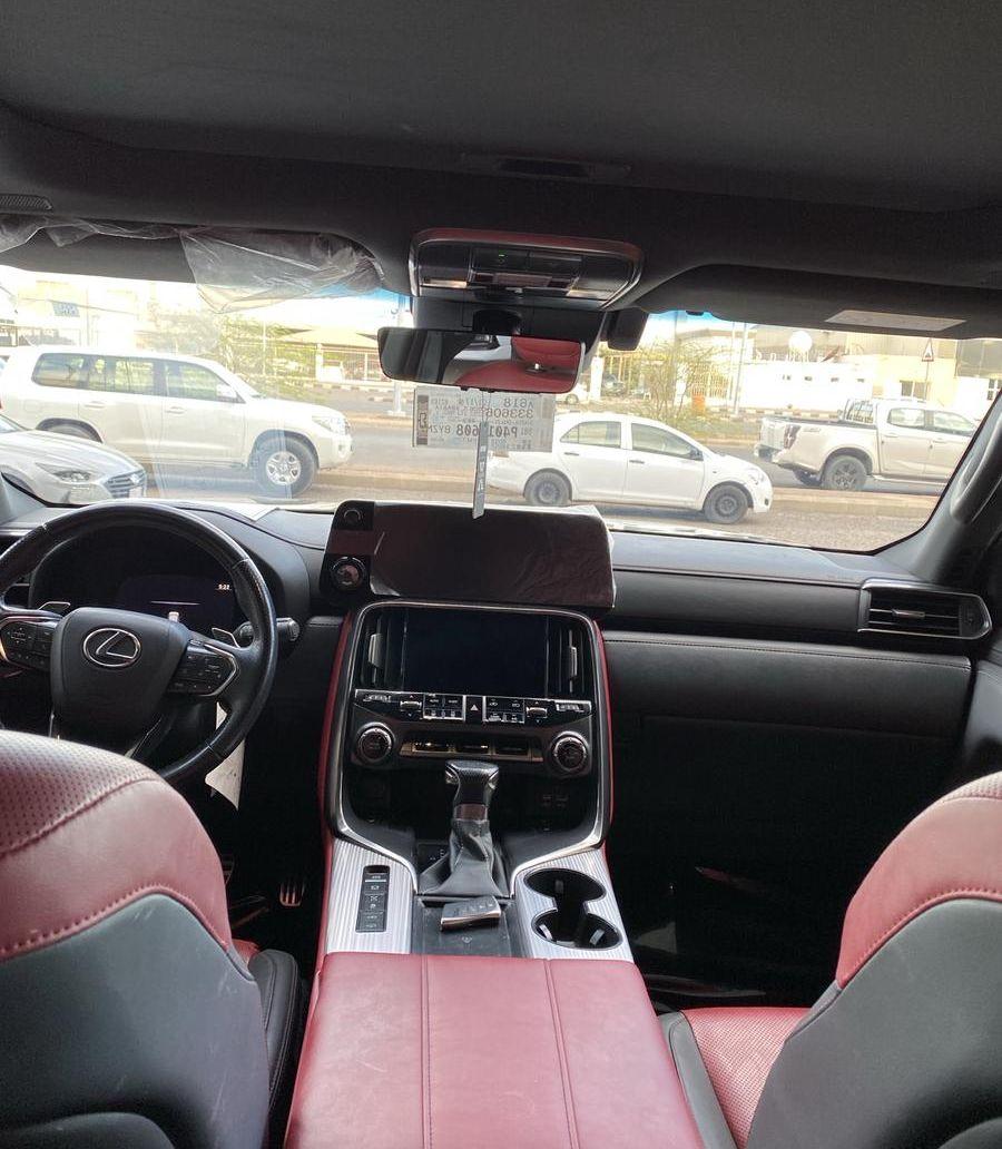 لكزس LX600 F