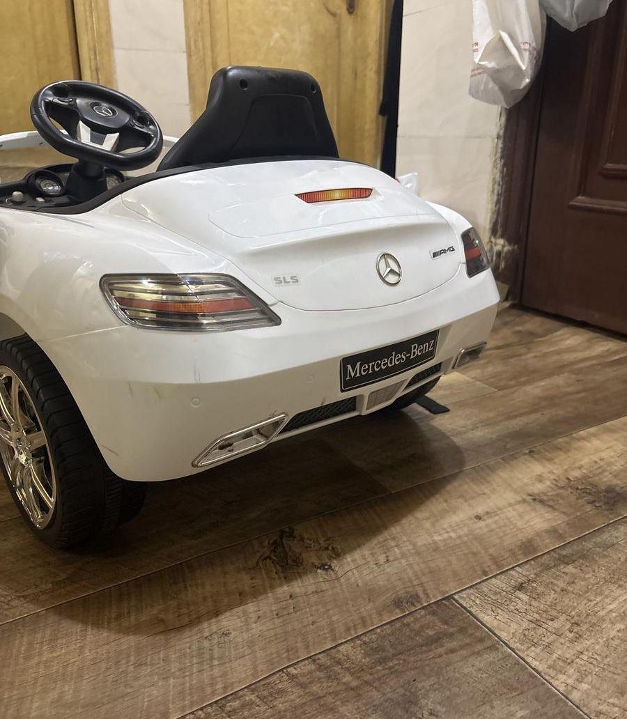 سيارة أطفال