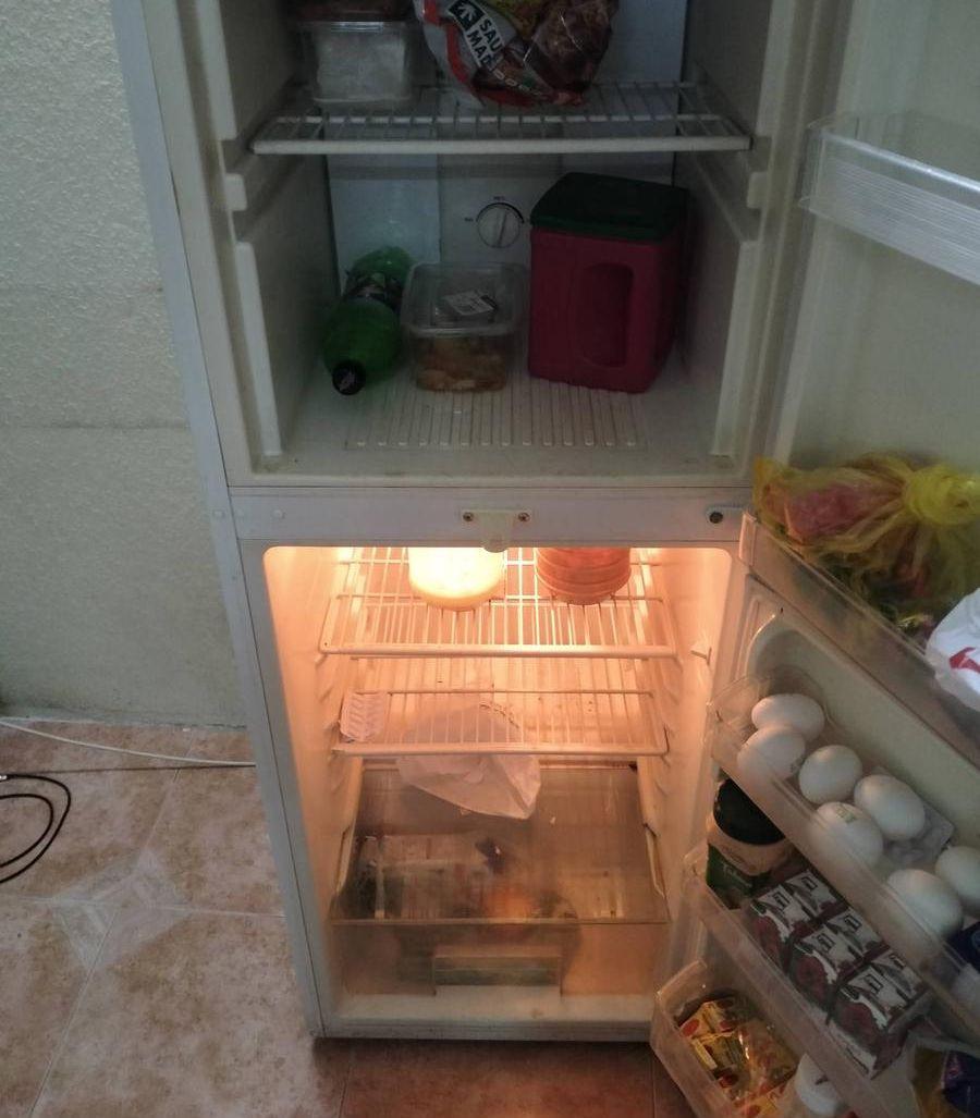 يوجد ثلاجه كبيره