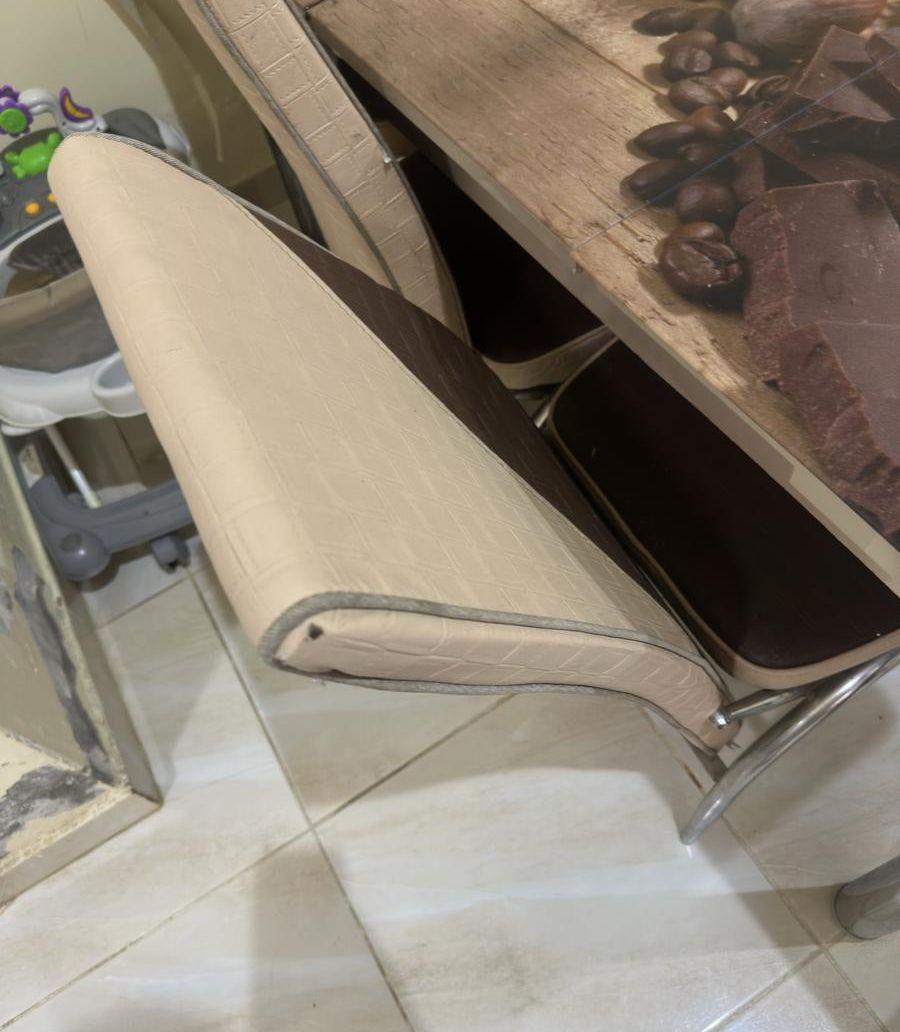طاولة طعام مع