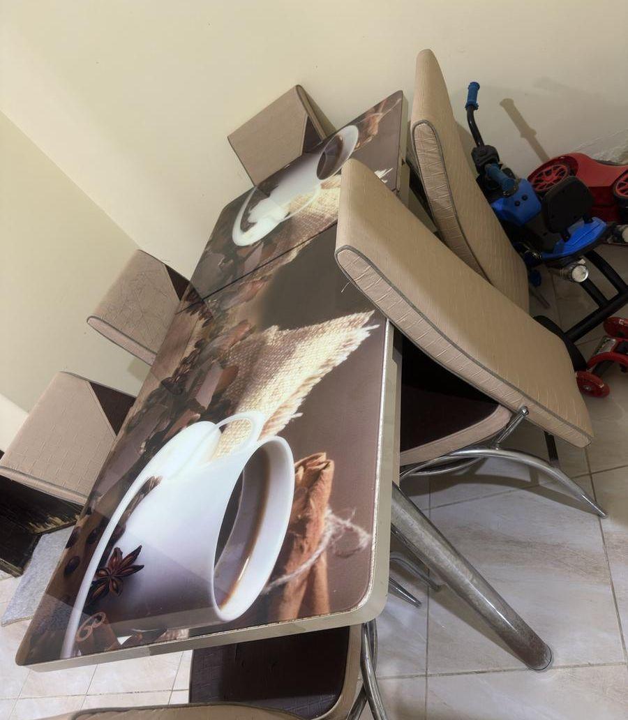 طاولة طعام مع