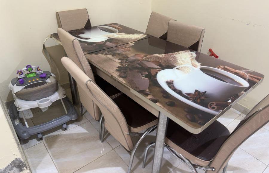 طاولة طعام مع