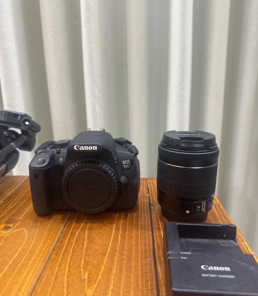 كانون D700 للبيع