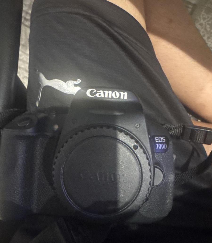كانون D700 للبيع
