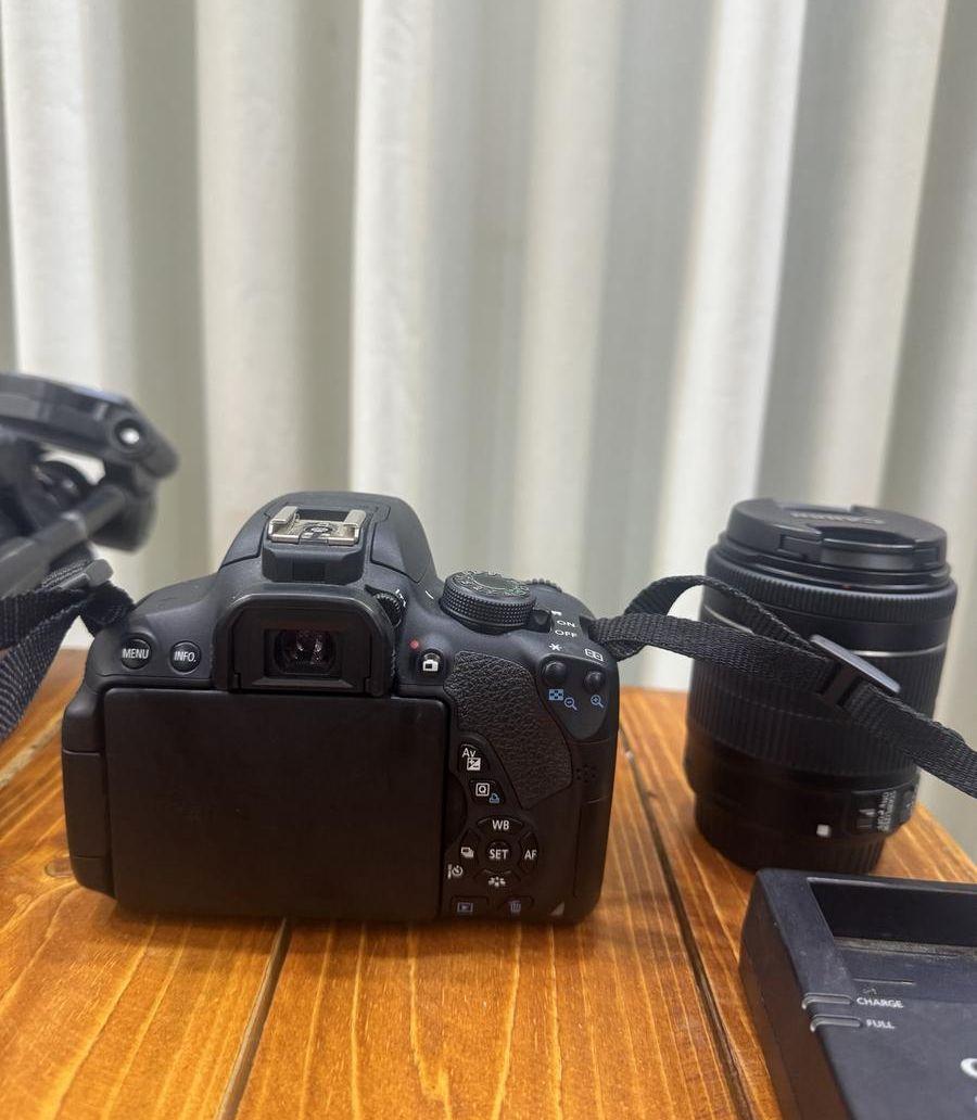 كانون D700 للبيع