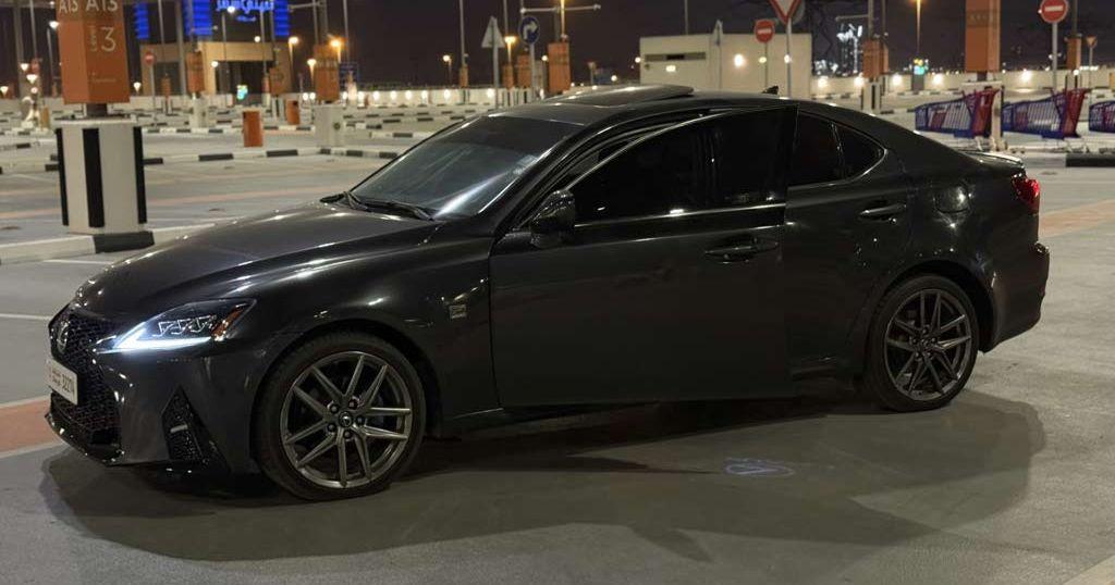 عرض لكزس IS