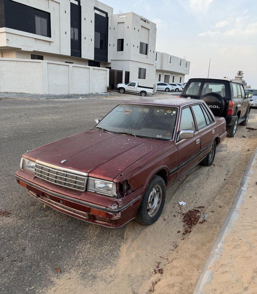 نيسان لوريل 86