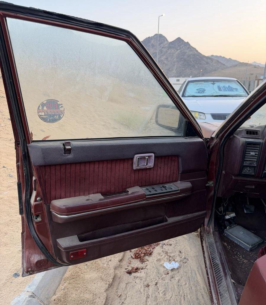 نيسان لوريل 86