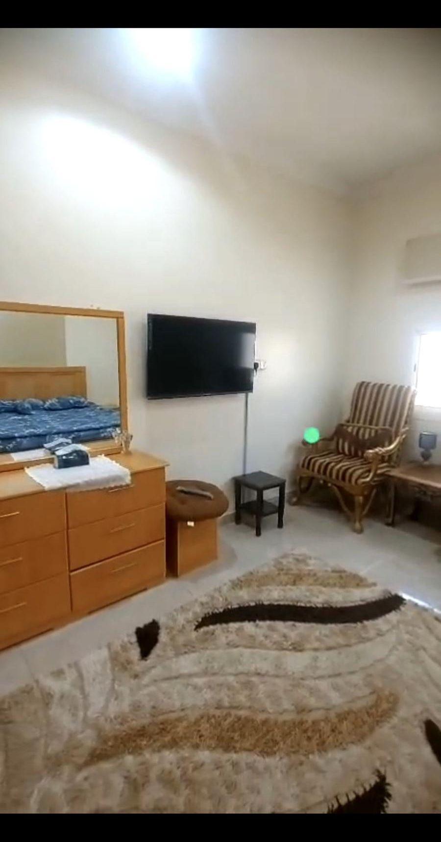 غرفة مفروشة بحمام