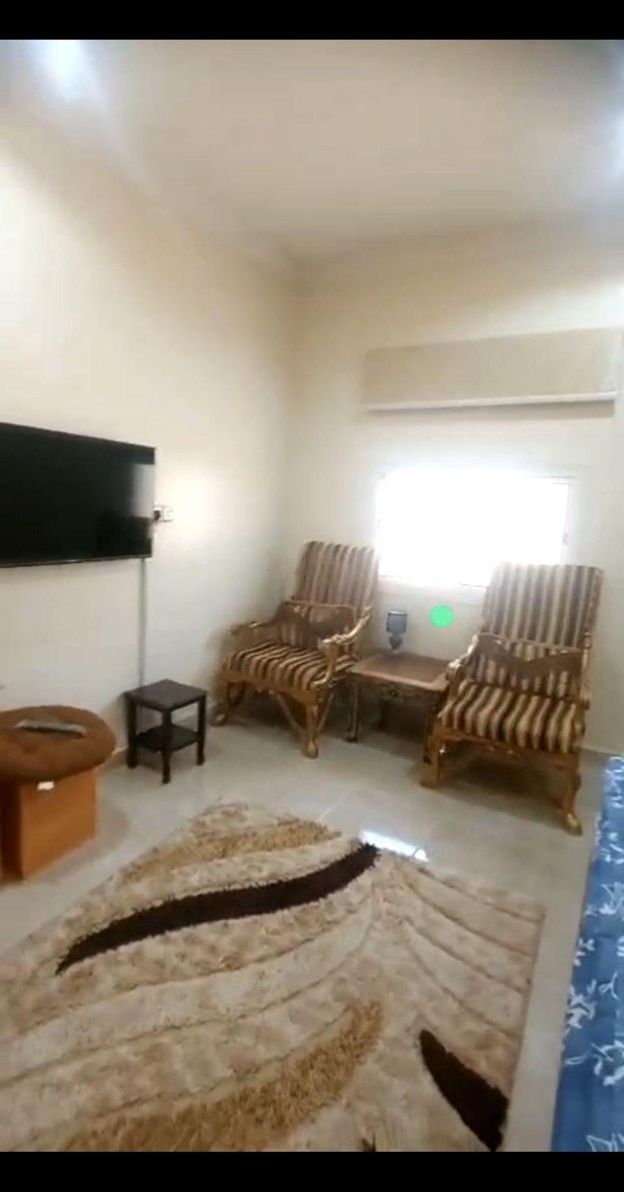 غرفة مفروشة بحمام