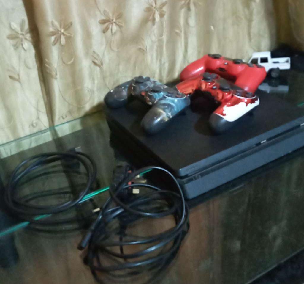 PS4 Slim مع