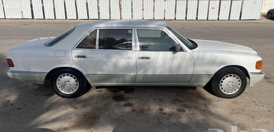 مرسيدس بنز 560SEL