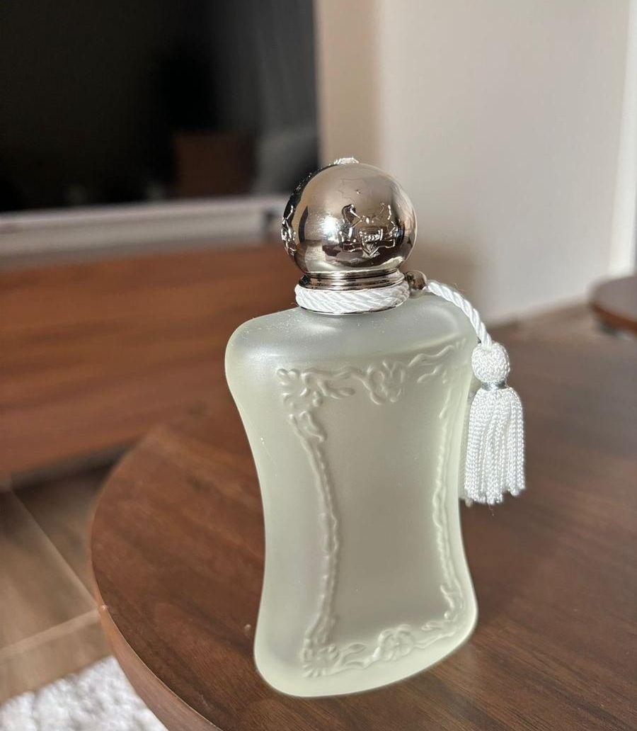 عطر . Valaya