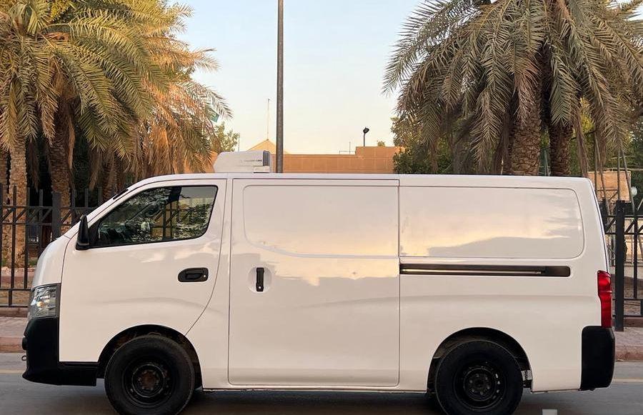 نيسان باص ثلاجة