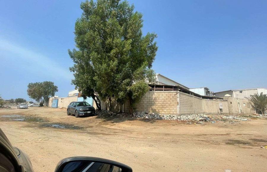 للبيع 4 مستودعات