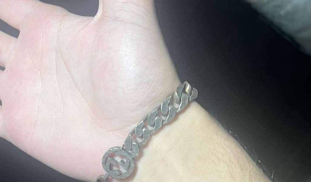 اسوارة من Gucci