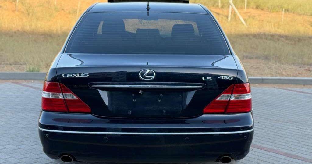 2004 لكزس LS