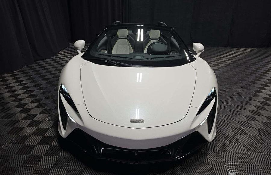 2025 McLaren Artura