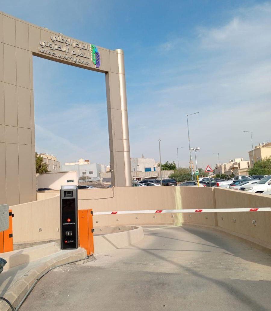 بوابة مواقف سيارات