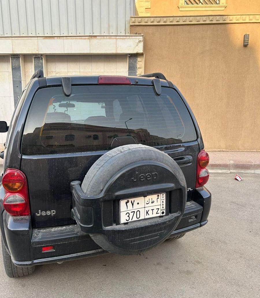 جيب شروكي معه