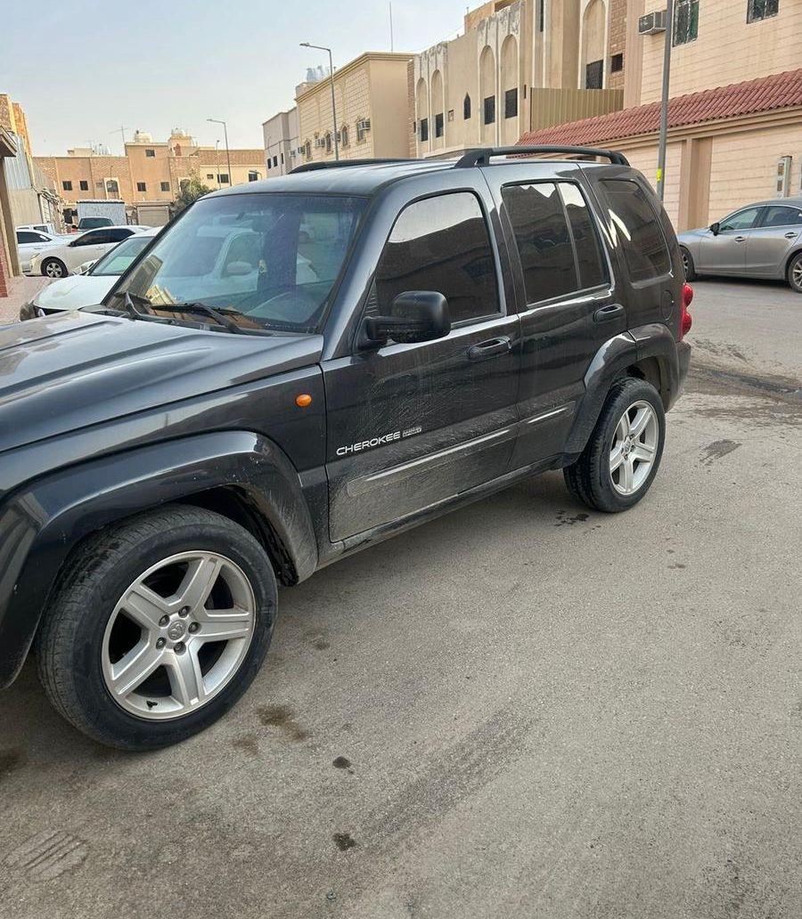 جيب شروكي معه