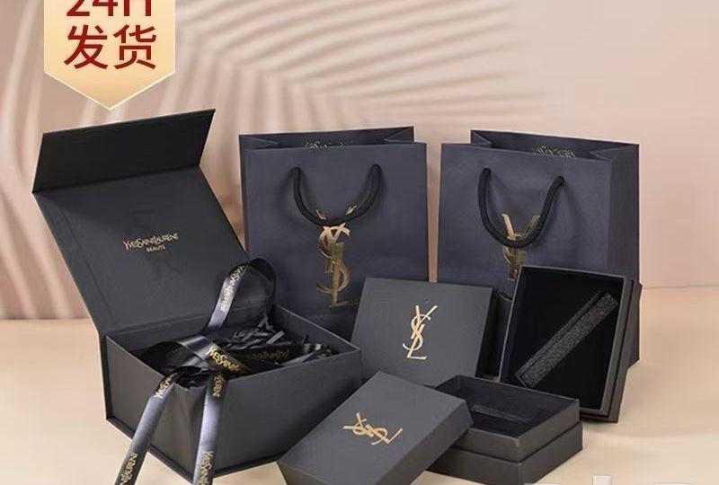 شنط نسائية وأساور