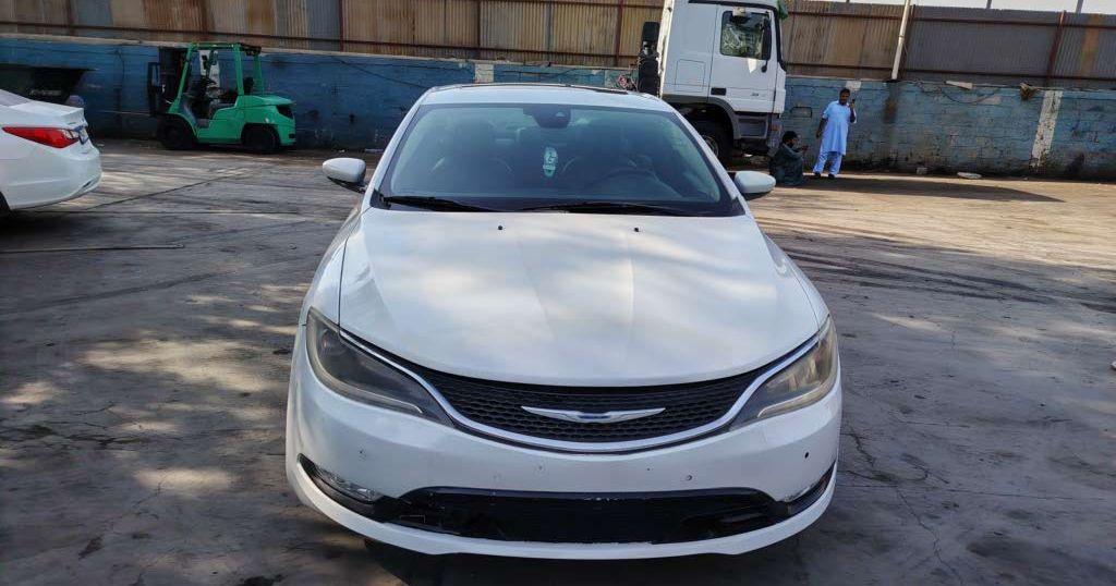 2015 كرايسلر 200