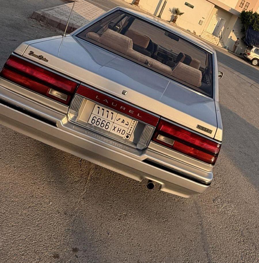 نيسان لوريل 1987