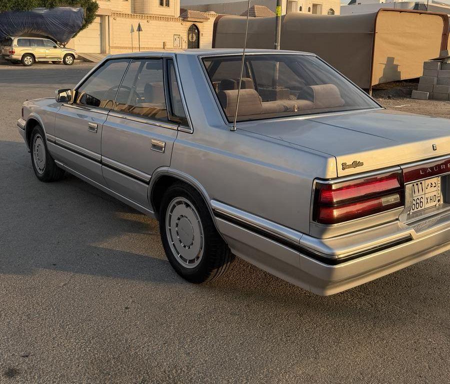 نيسان لوريل 1987