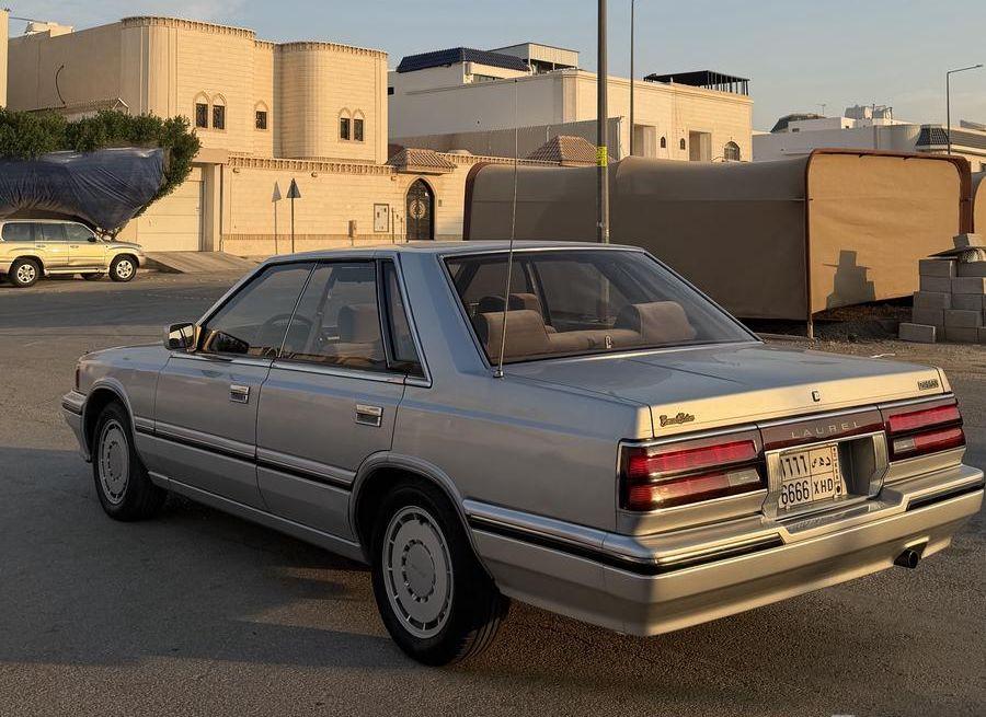 نيسان لوريل 1987
