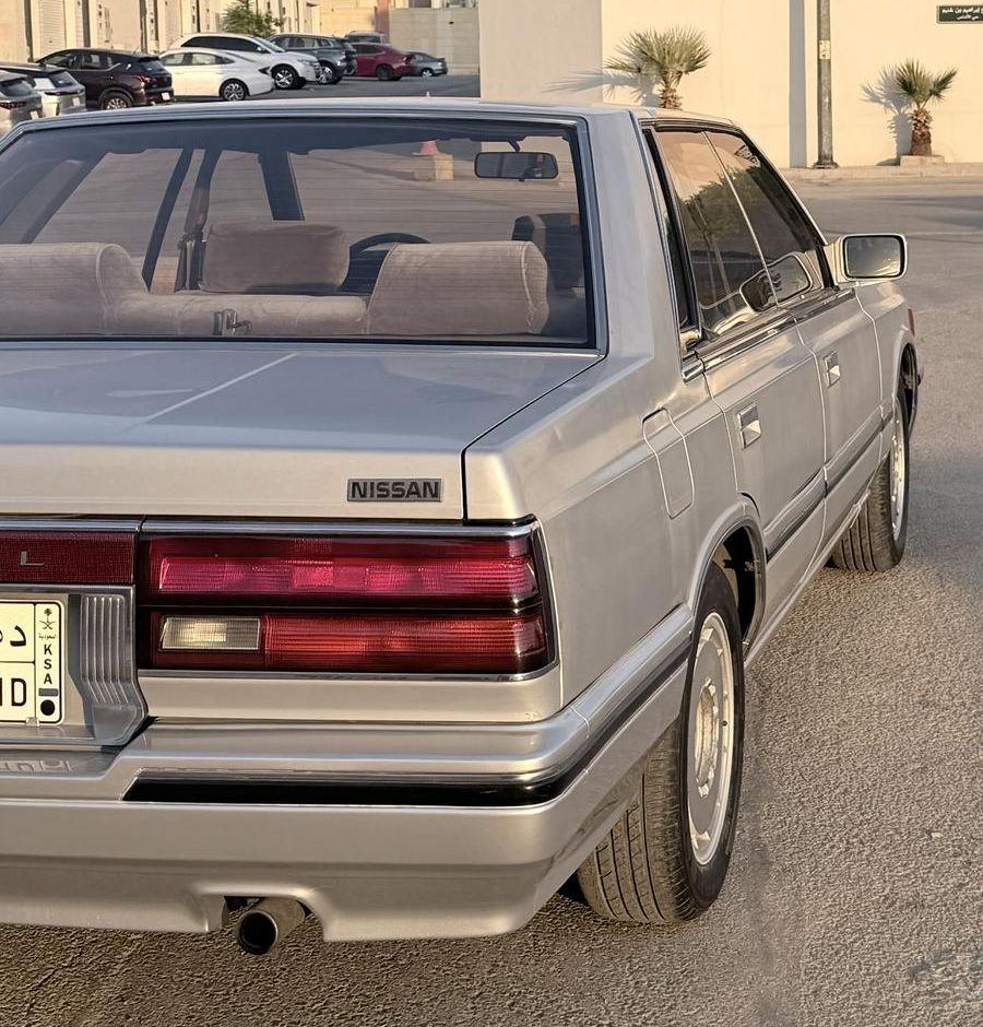 نيسان لوريل 1987