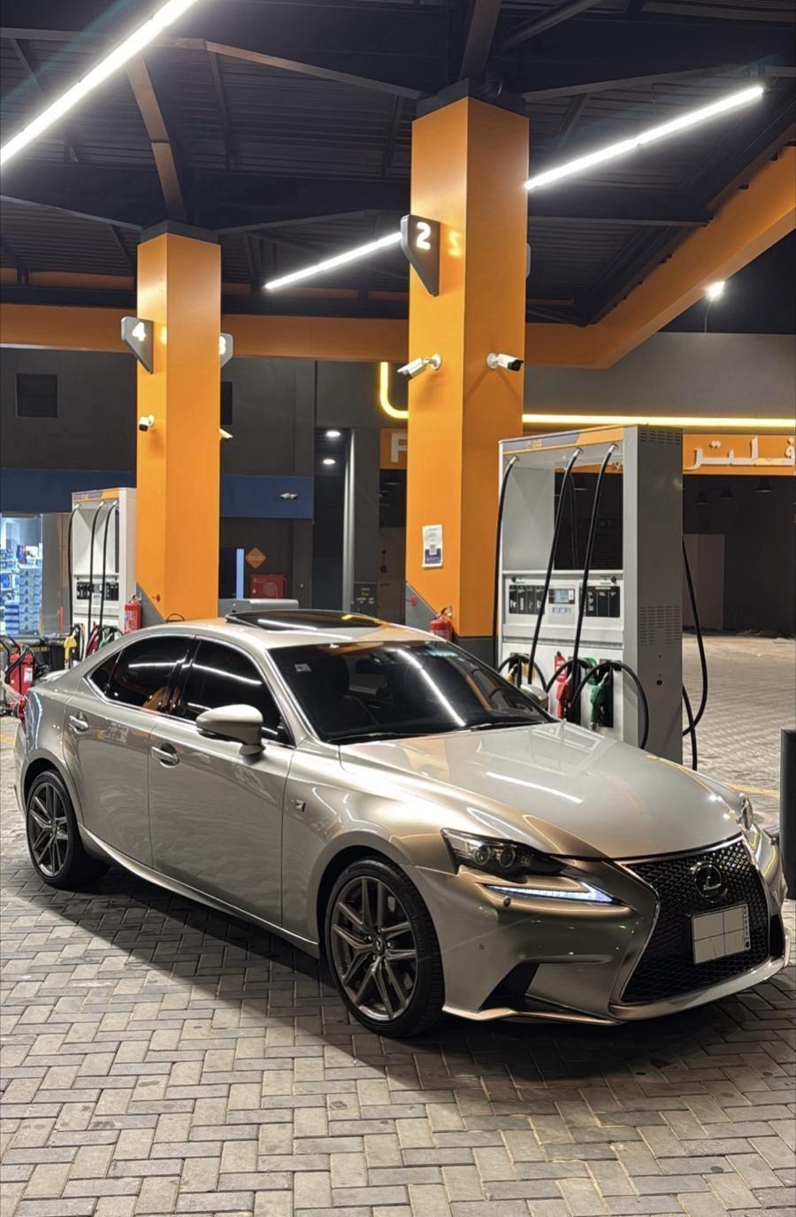 لكزس is350